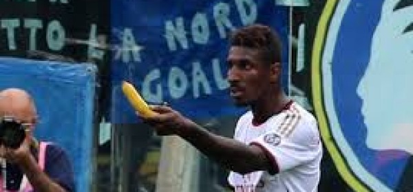 Kevin Constant raccoglie la banana lanciatagli dagli spalti