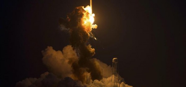 Esplosione del razzo Antares della Nasa