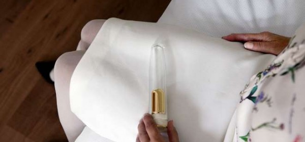 21 grammi, il dildo con le ceneri del marito (marksturkenboom.com)