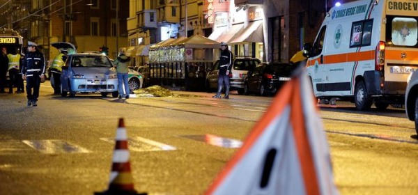 Ubriaco investe con auto pedoni a Torino