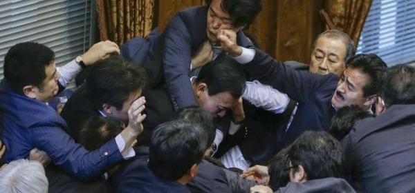 Scazzottata Alla Camera Alta Di Tokyo