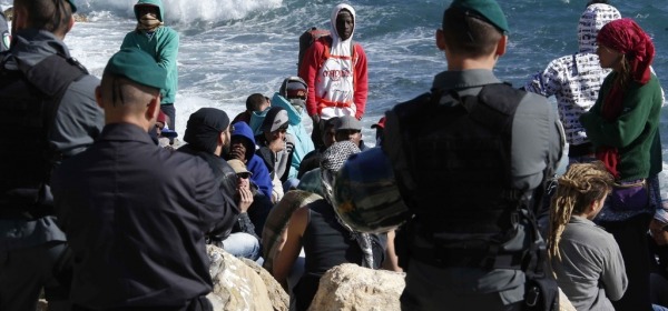 Ventimiglia migranti su scogli