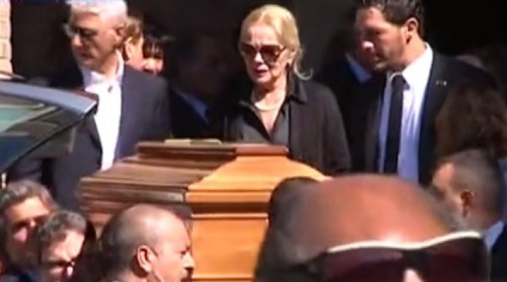 Virna Lisi al funerale del marito Franco Pesci