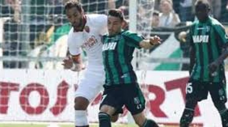 Lo scontro tra Benatia e Sansone in Sassuolo-Roma