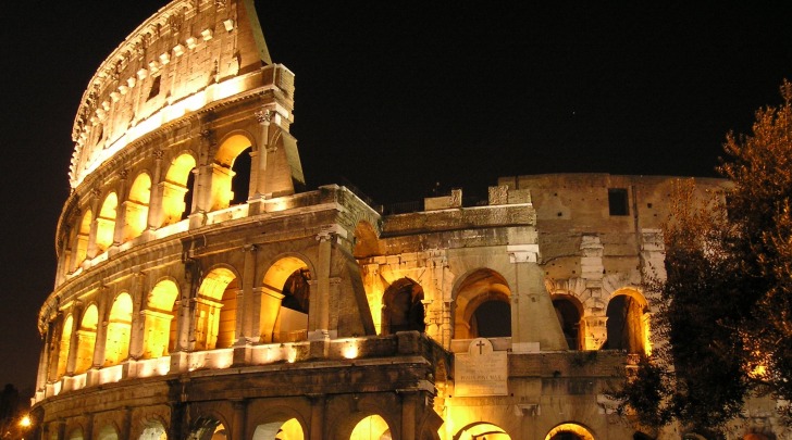 colosseo di notte - foto di repertorio